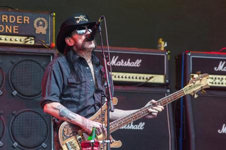 Lemmy Kilmister von Motörhead auf dem Glastonbury Music Festival im Juni