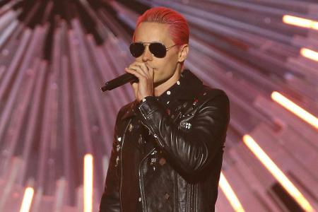 Biker-Jacke und pinkes Haar: Jared Leto im neuen Look