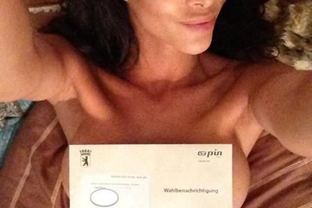 Micaela Schäfer verdeckt ihre Brüste mit einem Wahlbrief