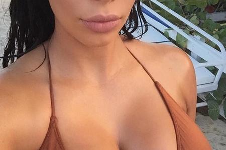 Stolz auf ihren Busen: Kim Kardashian