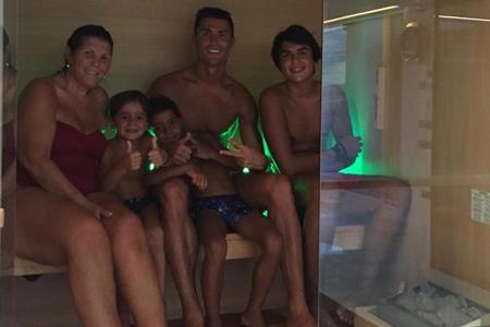 Cristiano Ronaldo (2.v.r.) sauniert gern mit der ganzen Familie