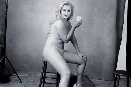 Für den Edel-Kalender von Pirelli posierte Amy Schumer nur mit Höschen und High Heels bekleidet mit einem Kaffeebecher