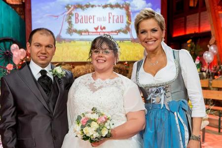 Gemüsebauer Michael und seine Jenny feierten ihre Hochzeit mit Inka Bause (r.) und vielen anderen Landwirten