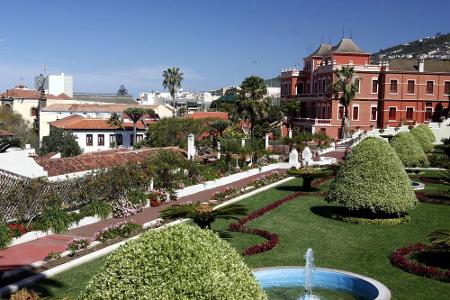 Der Park Jardines del Marquesado de la Quinta Roja in der Altstadt von La Orotava lädt mit seiner Blumenpracht zum gemütlich...