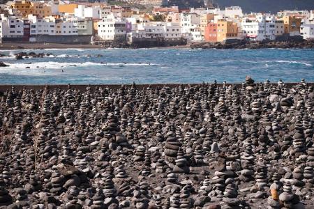 In Puerto de la Cruz erwartet die Touristen ein kleines Schmankerl: Steinmännchen zieren den Strand der Stadt. Sie sehen fas...