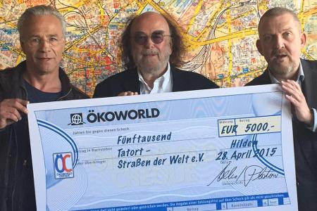 Alfred Platow (M.) übergibt den Tatort-Kommissaren Klaus J. Behrendt (l.) und Dietmar Bär (r.) die Spende