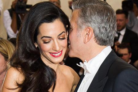 Amal und George Clooney zeigten sich verliebt auf der Met Gala