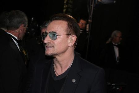 Bono - hier backstage bei den Oscars - hat diese Woche für die New Yorker U-Bahn-Pendler aufgespielt
