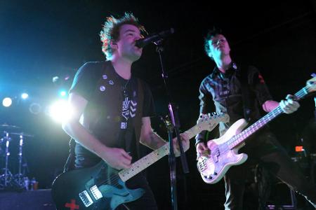 Sum 41 bei einem Auftritt im Jahr 2012 - bald wollen die Punks wieder auf der Bühne stehen