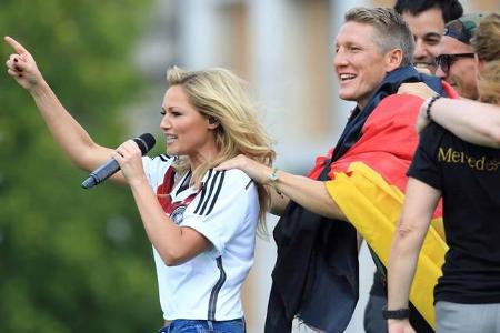 ...Weltmeister-Feier unserer National-Elf am Brandenburger Tor standen auch Bastian Schweinsteiger und Co. schon an, um mit ...