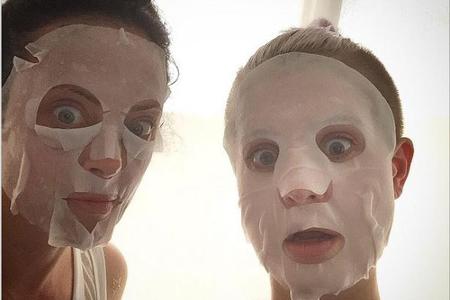 Kelly Osbourne und eine ihrer Freundinnen haben Spaß beim Auftragen einer Gesichtsmaske