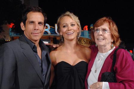 Ben Stiller mit seiner Frau Christine Taylor und seiner am Samstag verstorbenen Mutter Anne Meare (r.)