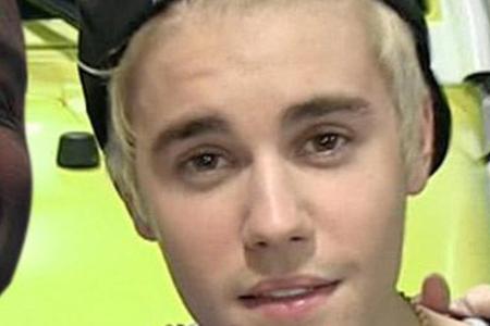 Bieber mit extrem blonden Haaren an der Seite von Shaquille O'Neal