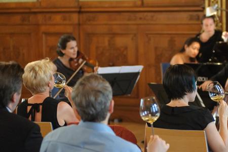 Wein trinkend erleben die Zuhörer, wie Musik den Geschmack verändert Wein trinkend erleben die Zuhörer, wie Musik den Geschmack verändert