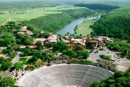 Opernabend mit Bocelli im Amphitheater des Künstlerdorfes Altos de Chavon