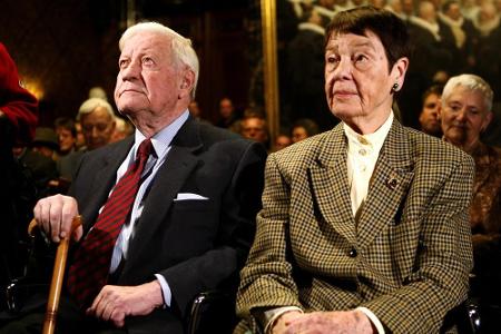 Altbundeskanzler Helmut Schmidt und seine Frau Loki 2007 im Hamburger Rathaus