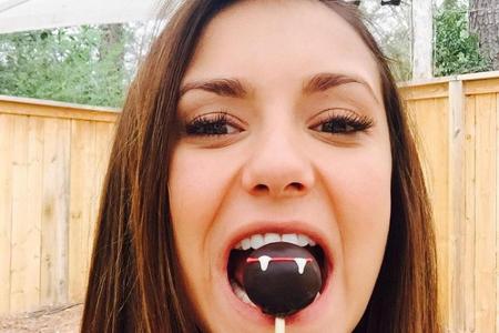 Nina Dobrev präsentiert ihre nicht ganz so gefährlichen Vampirzähne auf Twitter