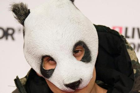 Maske auf und fertig: Cros Markenzeichen ist die Pandabär-Kappe