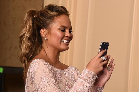 Worüber sich Chrissy Teigen hier so freut? Vielleicht ja über ein Update für ihr iPhone.