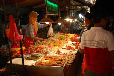 Feinste thailändische Straßenküche: Nachtmarkt in Saladan