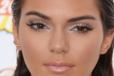 Model Kendall Jenner bringt durch weißen Lidschatten ihre Augen zum strahlen
