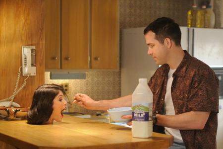 Jerry (Ryan Reynolds) versteht sich mit seinen Opfern auch nach deren Tod - hier bekommt Fiona (Gemma Arterton) ihr Frühstück