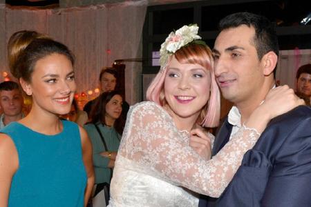 Jasmin (Janina Uhse, l.) mit Nele (Ramona Dempsey) und Mesut (Mustafa Alin) aus 