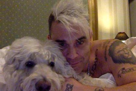 Robbie Williams kuschelt mit Hund Spencer