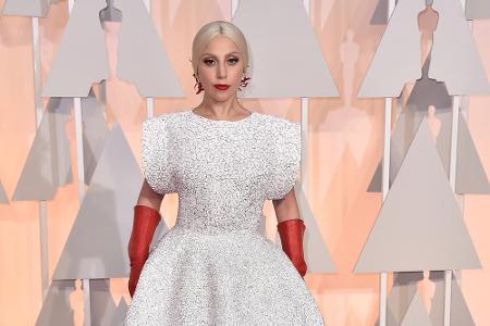 So traute sich Lady Gaga auf die Oscar-Gala: mit roten Handschuhen