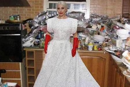 Die roten Handschuhe von Lady Gaga machen sich auch in der Küche gut
