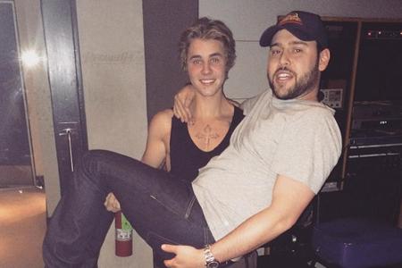 Justin Bieber kann seinen Mentor Scooter Braun mittlerweile auf Händen tragen