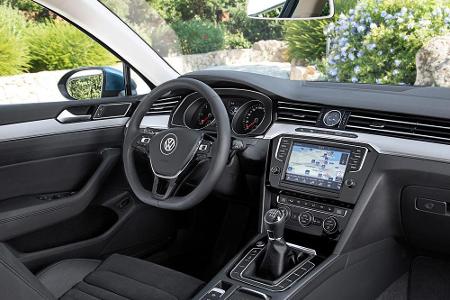 Noch steuert der Fahrer selbst: Cockpit im neuen VW Passat