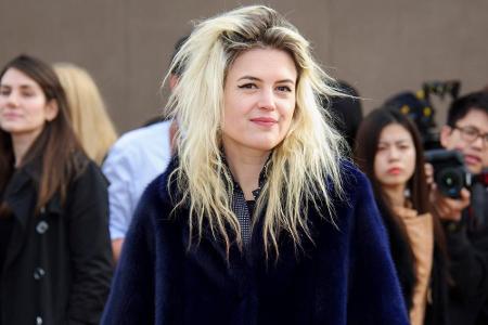 Sängerin Alison Mosshart trug das flauschige Modell bei der London Fashion Week