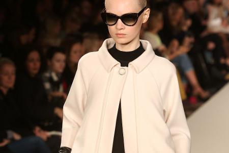 Ein Model von Temperely trägt auf der London Fashion Week einen beigen, femininen Mantel