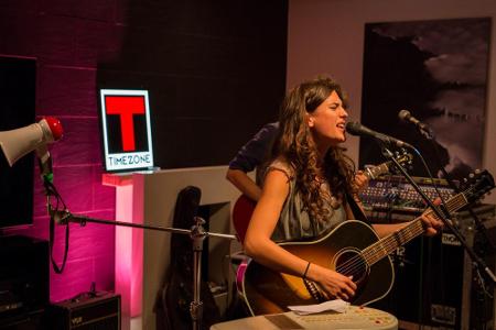 Anna F. performt unplugged auf der Bühne der 