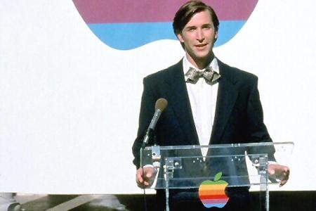 Noah Wyle als junger Steve Jobs im Film 