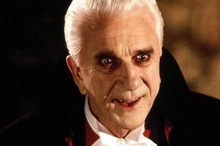 Leslie Nielsen als Dracula