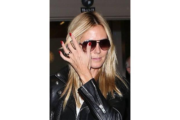 Oh la la! Wenn das mal nicht ein schöner Ring ist, den Heidi Klum bei ihrer Ankunft am Flughafen von Los Angeles den Fotogra...