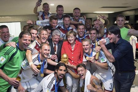 Merkel posiert mit den DFB-Spielern nach dem Sieg in Rio