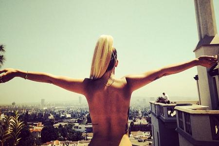 Rita Ora über den Dächern von L.A.