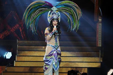 Medien-Ikone Cher performt auch mit 68 in schrägen Bühnen-Outfits
