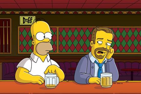 Homer kippt ein Bier mit Charles Heathbar (Ricky Gervais)