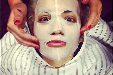 Rita Ora bekommt eine Beauty-Behandlung