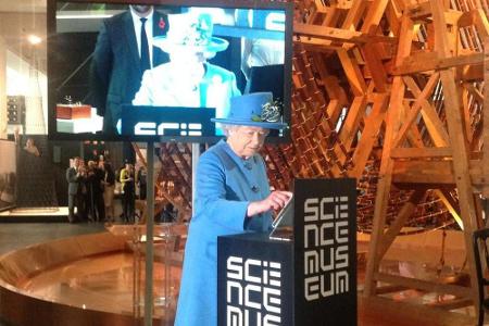 Queen Elizabeth II. beim Versenden ihres ersten Tweets
