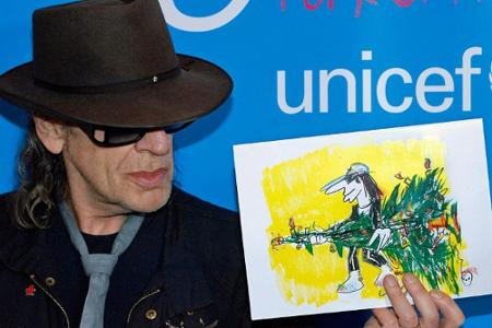 Udo Lindenberg zeigt stolz sein Unicef-Karte 
