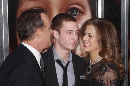 Die Familie Hanks bei einem gemeinsamen Auftritt Ende 2011: Tom Hanks (li,), Sohn Chester und Ehefrau Rita Wilson