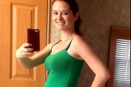 Sarah Drew macht ein Selbstporträt mit Babybauch