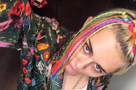 Zeigt sich im ungewohnten Hippie-Look: Miley Cyrus