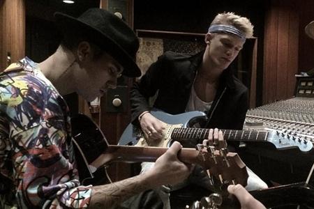 Ein weiterer Hinweis auf Facebook: Justin Bieber (li.) und Cody Simpson (re.) im Studio