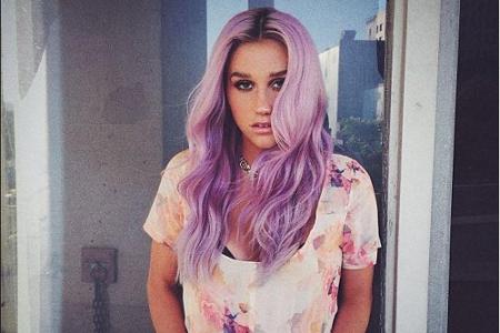 Kesha sucht via Twitter nach einer neuen Haarfarbe